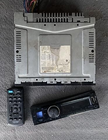 Другая аудиотехника: Автомагнитола Alpine CDA-114E с выносной базой/усилительным блоком и — 1