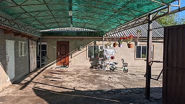 Дом с большим внутренним двором и навесом. - Планировка: несколько at lalafo.kg Дом с большим внутренним двором и навесом. - Планировка: несколько