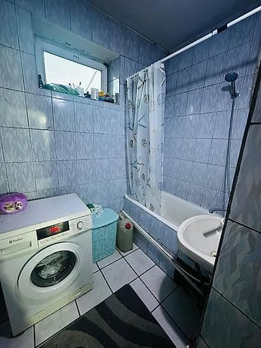 Кыймылсыз мүлк: Продается в центре города 3 комнатная квартира к этаже 77 серии. В — 6