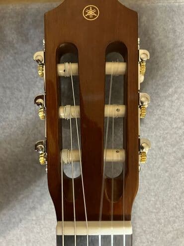 Yamaha (Ямаха)c40 и c70 оригинал классика с широким грифом нейлоновыми at lalafo.kg Yamaha (Ямаха)c40 и c70 оригинал классика с широким грифом нейлоновыми