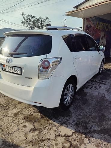 b class: Toyota Verso: 2011 г., 1.8 л, Автомат, Бензин, Минивэн — 2