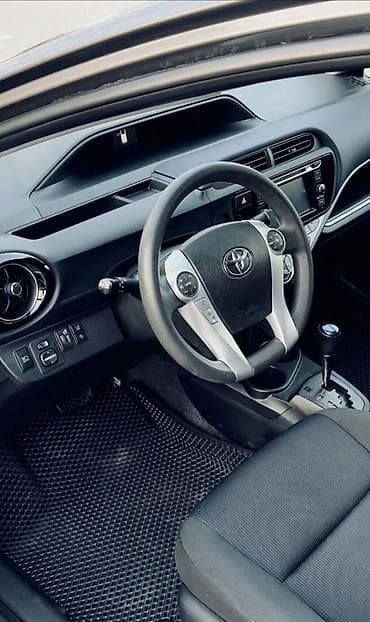 Toyota Aqua: 2017 г., 1.5 л, Вариатор, Гибрид, Хетчбек — 3