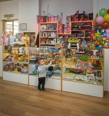 аренда домов под бизнес: Сдаю Островок в ТЦ, 10 м², Весна, С ремонтом, Действующий, С оборудованием — 1