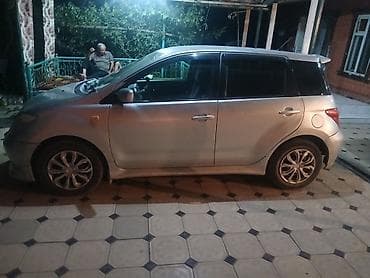 jetta 2: Компактный хэтчбек серебристого цвета. Кузов: - 5 дверей, высокая — 2