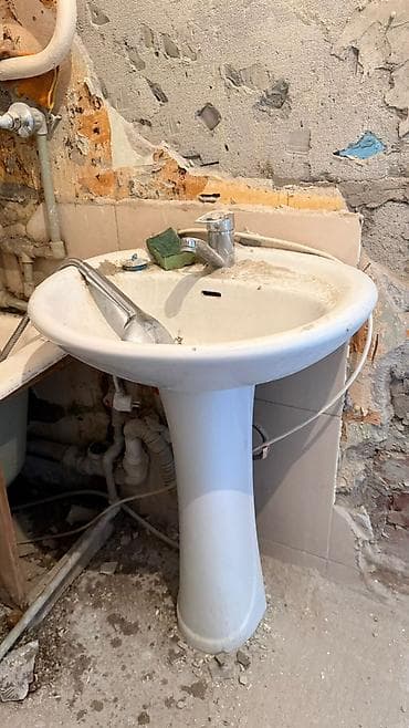 Раковина вместе со сместителем срочно 500 сом есть аристон бойлер 50л