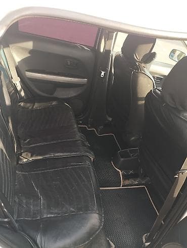 Toyota Ist: 2004 г., Автомат, Бензин — 8