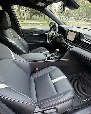 bud машина: Toyota Camry: 2024 г., Гибрид, Седан — 7