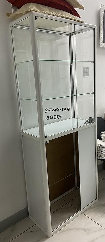 зеркало в пол: Вертикальная стеклянная витрина для демонстрации товаров и коллекций — 2