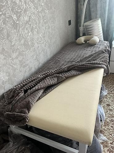 Оборудование для салонов красоты: Кушетка есть 3шт 
1 белая
2 бежевых
делали под заказ — 1