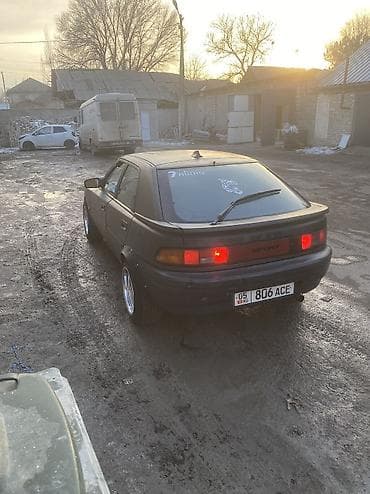 спартивный авто: Mazda 323: 1990 г., 1.6 л, Механика, Бензин, Седан — 6