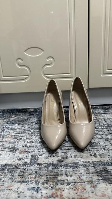 Жеке буюмдар: Туфли-лодочки

- Цвет: бежевый 
- Материал: лакированная экокожа — 1