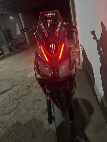 scoot: Скутер/мопед спортивного стиля, черный с красными акцентами и тюнингом — 1