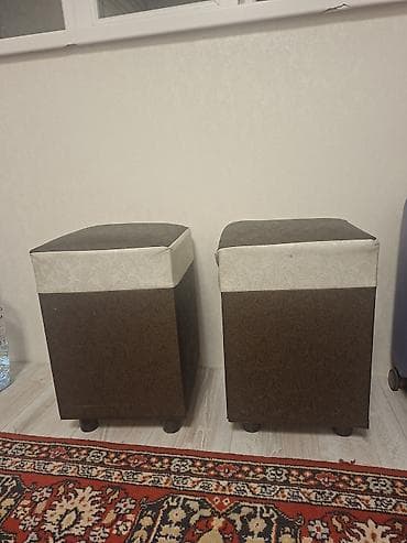 Офисная мебель: Пара мягких пуфиков-табуретов - Форм-фактор: квадратные, на невысоких — 1