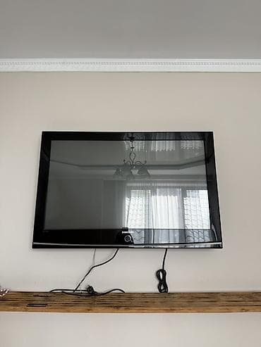 Телевизоры: Телевизор Samsung, плоская панель, диагональ ориентировочно 32–37" — 2