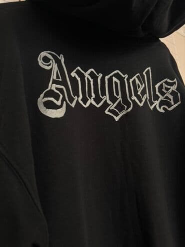 Киреге берилүүчү кийимдер: Черное унисекс худи с капюшоном и карманом-кенгуру. Спереди крупный — 5