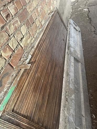 картины из дерева: Деревянная внутри железная наружная дверь с продольной фрезеровкой - — 2