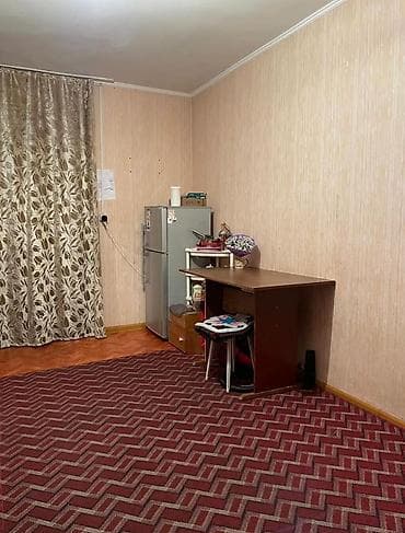 дом с мансардой: Комната в квартире/общежитии. - Просторная прямоугольная комната с — 4