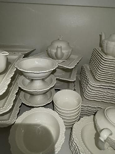 Кухонные принадлежности: Большой сервиз из белого керамика с рельефным декором Состав — 5