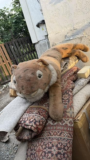 Декор жана интерьер: Б/У большие мягкие игрушки – лев и тигр каждая по 1000c Причина — 2