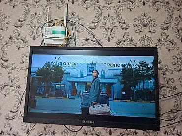 Телевизор Samsung с плоским экраном, диагональ около 32"