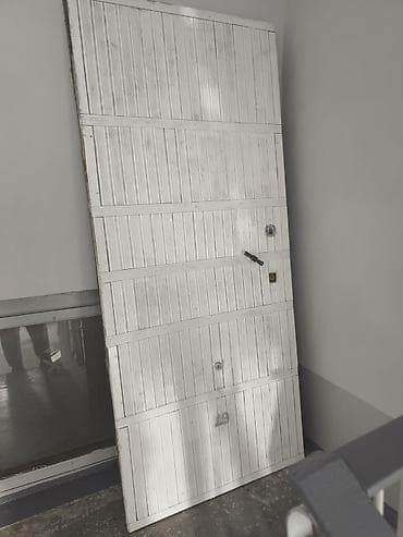 Металлическая входная дверь с вертикальной рифлёной поверхностью -