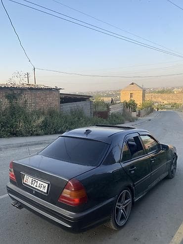 салон венто: Продам легковой седан черного цвета. Особенности: - Кузов: 4-дверный — 3