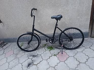 Городской велосипед с классической рамой и высоким изогнутым рулём