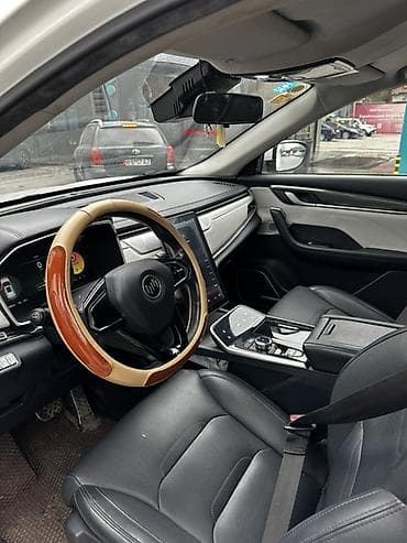 гибрит центр: Электромобиль кроссовер (белый кузов) - Кузов: 5‑дверный кроссовер — 6