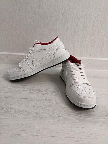 Кроссовки низкие белые с логотипом Jumpman - Модель: низкие кроссовки