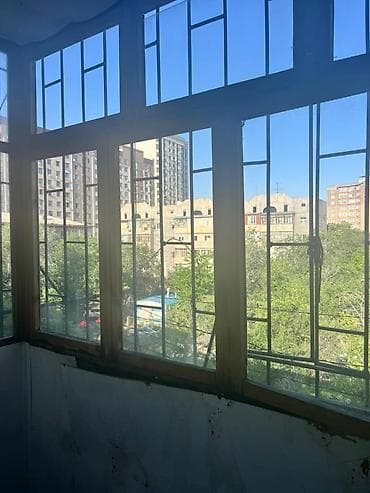 цена деревянной двери: Продаются деревянные б/у окна со стеклом и дверью. Цена договорная — 1