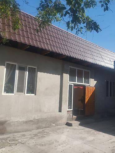 Гаражи: Продаётся частный дом с закрытым двором и коваными воротами. - Два — 1