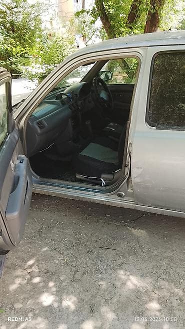 детские кресло в машину: Nissan March: 2000 г., 1.3 л, Вариатор, Хэтчбэк — 1