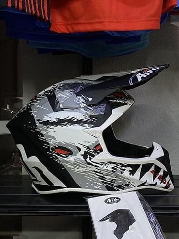 мотокрос: Кроссовый шлем Airoh: 	•	Тип: мотокросс / эндуро 	•	Лёгкий и прочный — 1