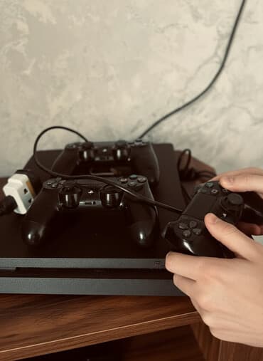 фото сони плейстейшен 2: Игровая консоль PlayStation 4 (Slim) черного цвета. В комплекте: - — 1