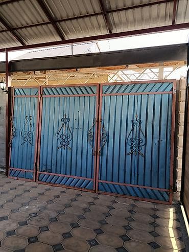 тиски кузнечные: Длина 3.70 м. Металлические распашные ворота из профнастила с коваными — 1