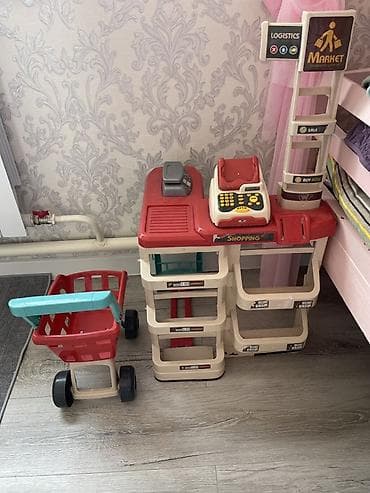 Также продаю столик с углублением и с множеством конструкторов,цена