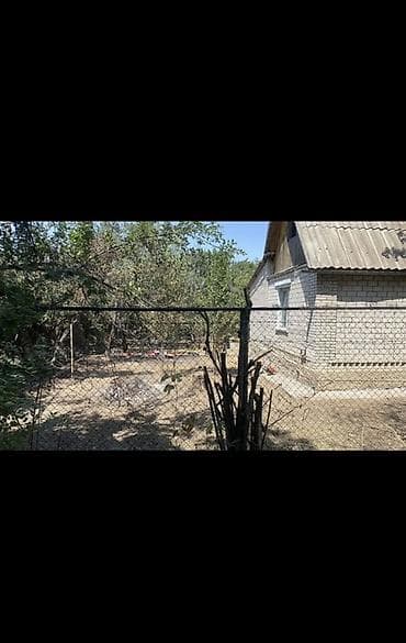 Дачный участок с кирпичным домом и баней - Участок огорожен