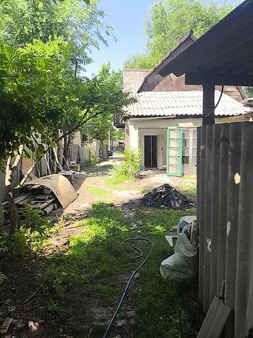 дом с мансардой: Продаётся частный дом с участком в тихом зелёном дворе. 8 соток - — 6
