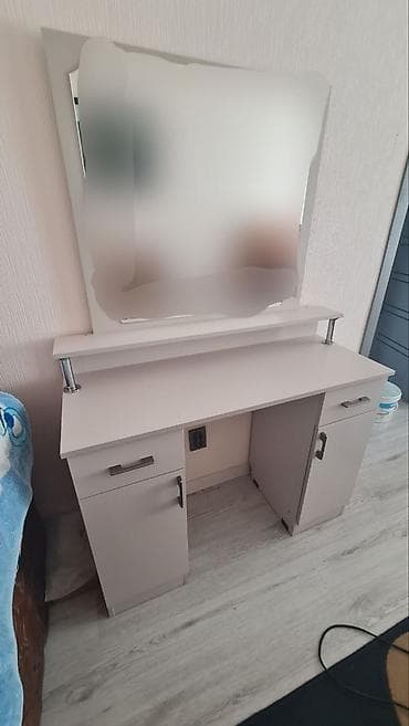 дамский стол: Б/умакияжный столик с большим зеркалом пользовались пол года состояние — 2