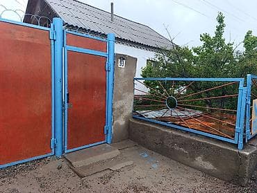 Дом с участкком 4 сотых - жилой дом . Въезд через распашные ворота и
