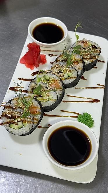 Роллы/суши сет на подаче ресторанного уровня. Состав и подача: -