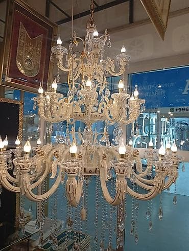 разные люстры: Роскошная многоярусная подвесная люстра в классическом стиле. - — 1