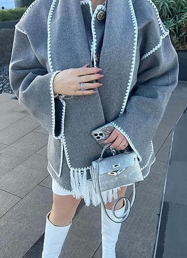 Жакет-накидка серого цвета с контрастной белой отделкой и шарфом