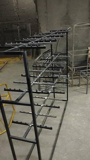 Касса жабдуулары: Напольная металлическая стойка-остров для одежды и аксессуаров - — 1