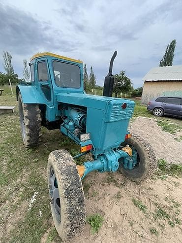 Трактор колесный, класс тяги около 1,4–2,0. Кабина закрытого типа с