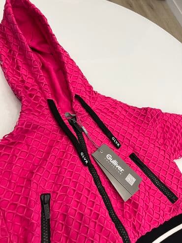 надпись на футболке: Продаю детскую толстовку. Абсолютно новая, с этикеткой. На 3-4 года — 2