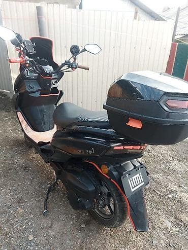 скутер м10: Скутер городского класса МАКСИ, черный с красными акцентами — 3