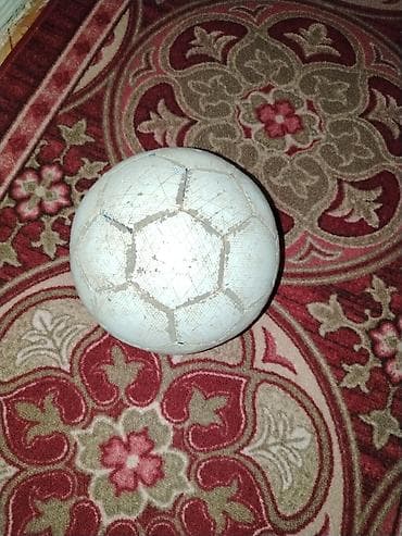 Футбольный мяч, классическая 32-панельная конструкция. Цвет белый с