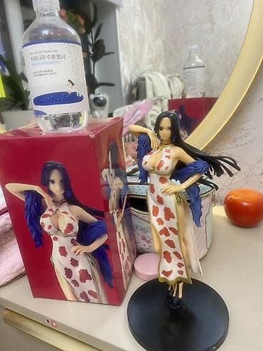 один штук: Аниме-фигурка персонажа Boa Hancock (One Piece) на подставке. - — 2