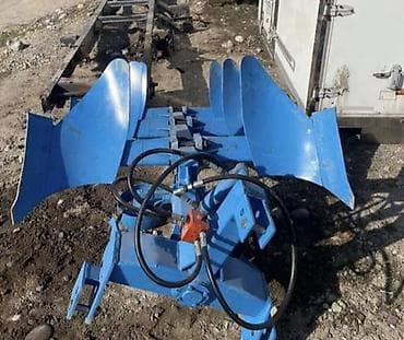 тракторы погрузчик: Трактор колесный с кабиной и навесным плугом - Марка/серия: на капоте — 4